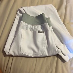 FIGS XXSP joggers optic white